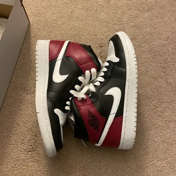 Women’s Nike Air Jordan 1 Mid Noble Red - Picture 6 of 8